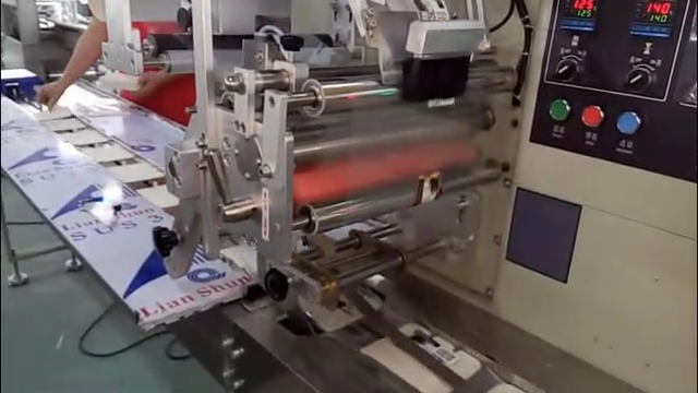 全自動(dòng)貼標(biāo)機(jī)工作圖 全自動(dòng)貼標(biāo)機(jī)工作圖